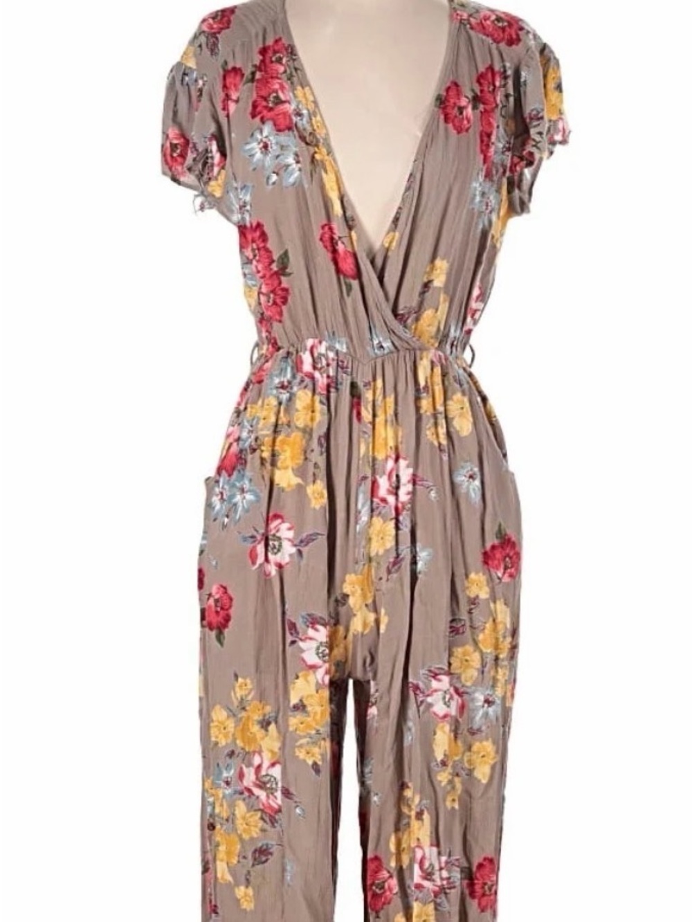 Angie jumpsuit features a grey base floral print and keyhole back sz S